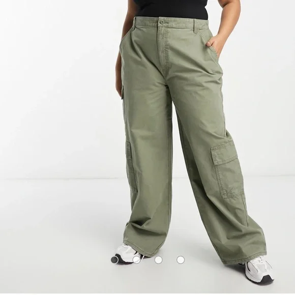 ASOS DESIGN Curve oversized cargo trouser with multi pocket in khaki - Picture 2 of 7